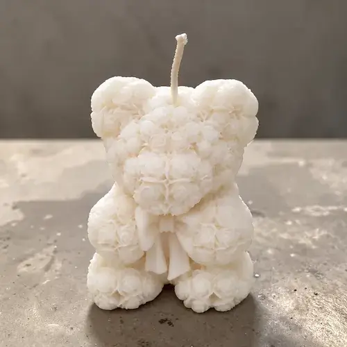 Bougie d&eacute;corative Ours en Fleurs blanche, compos&eacute;e de roses sculpt&eacute;es en cire v&eacute;g&eacute;tale de soja, fabriqu&eacute;e &agrave; la main en France