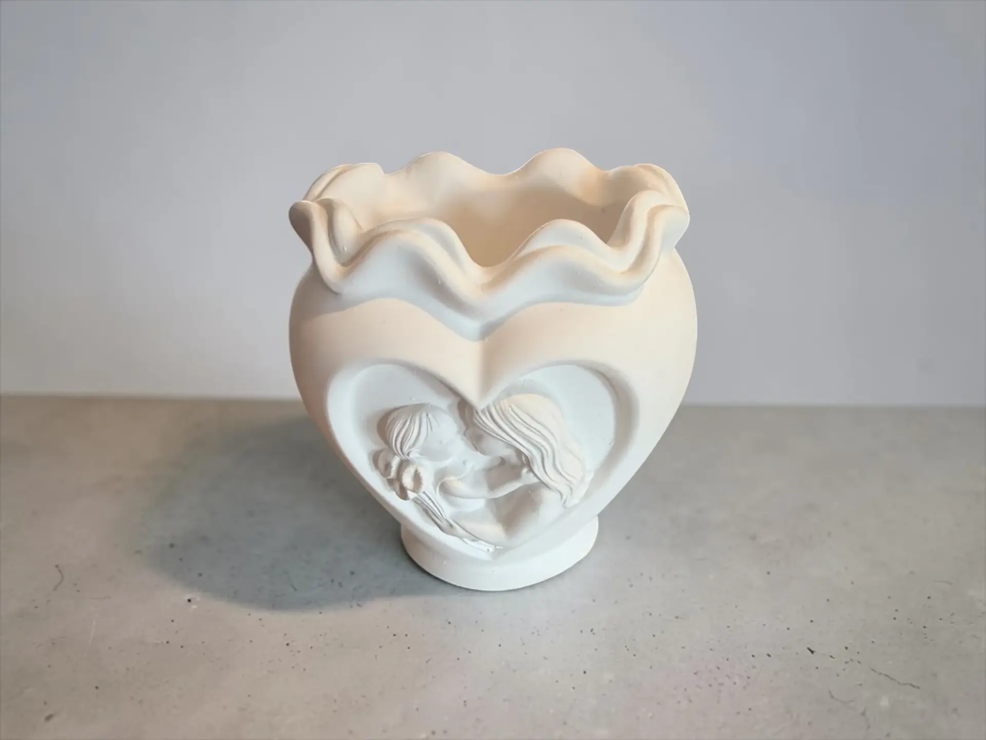 Bougie d&eacute;corative en forme de c&oelig;ur avec motifs sculpt&eacute;s