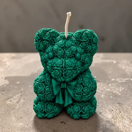 Bougie d&eacute;corative ourson vert &eacute;meraude en roses sculpt&eacute;es