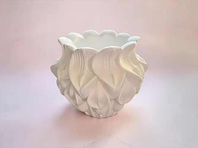 Cache-pot Flora d&eacute;coratif en r&eacute;sine beige