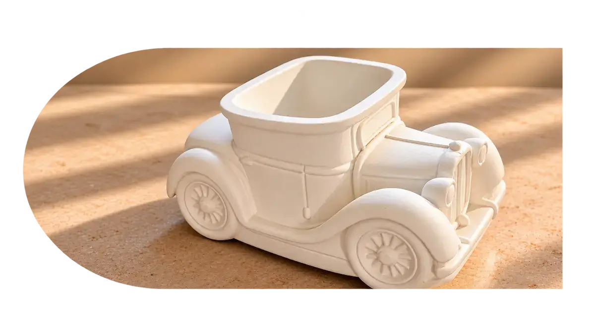 Petite voiture vintage ivoire décorative en résine