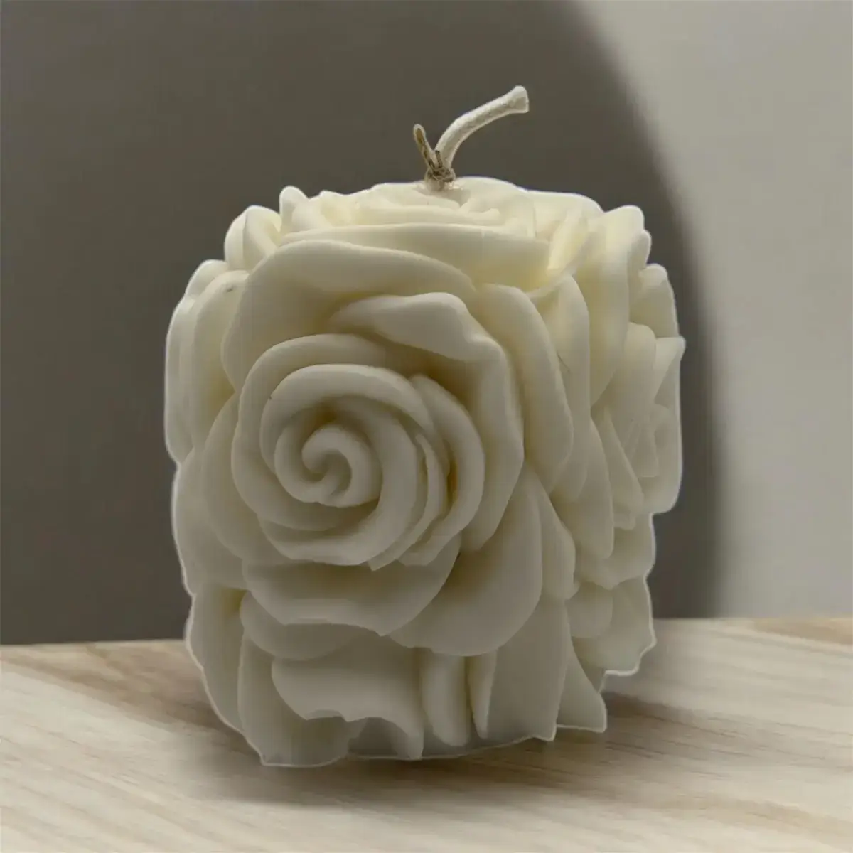 Bougie d&eacute;corative Rose Royale fabriqu&eacute;e &agrave; la main en France