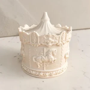 Carrousel décoratif avec chevaux sculptés et détails en relief.